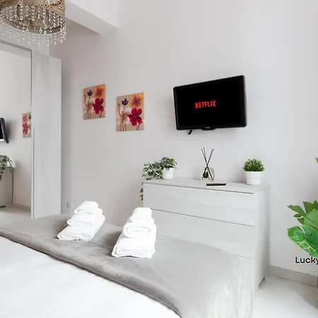 Lucky's House - 400mt To Metro A, 3 Bedrooms, 6-8 Pax, A-c, Rom