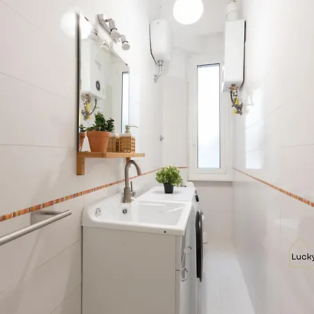 Lucky's House - 400mt To Metro A, 3 Bedrooms, 6-8 Pax, A-c, Apartment *