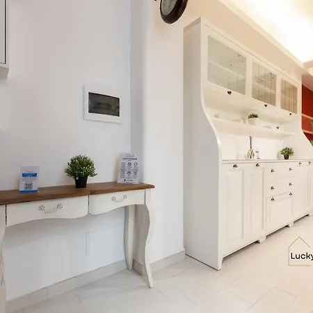 Lucky's House - 400mt To Metro A, 3 Bedrooms, 6-8 Pax, A-c, Apartment Rome