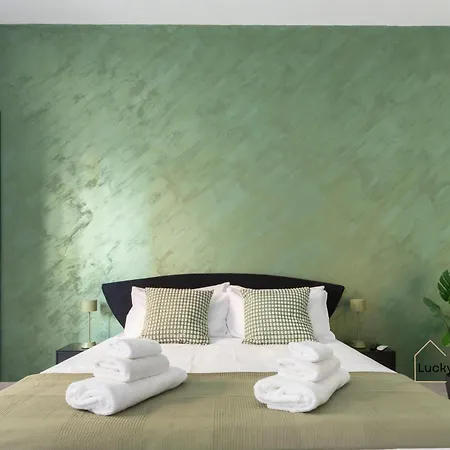 Apartment Lucky's House - 400mt To Metro A, 3 Bedrooms, 6-8 Pax, A-c,
