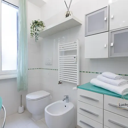 Lucky's House - 400mt To Metro A, 3 Bedrooms, 6-8 Pax, A-c, Apartment *