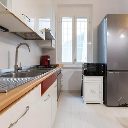 Apartment Lucky's House - 400mt To Metro A, 3 Bedrooms, 6-8 Pax, A-c, Rome