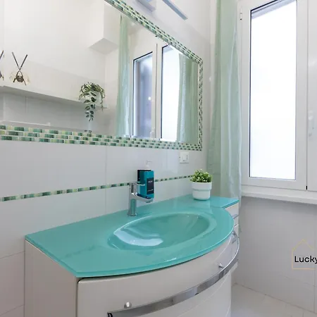 Lucky's House - 400mt To Metro A, 3 Bedrooms, 6-8 Pax, A-c, * Rome